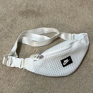 NIKE Fanny Pack/Belt Bag in White